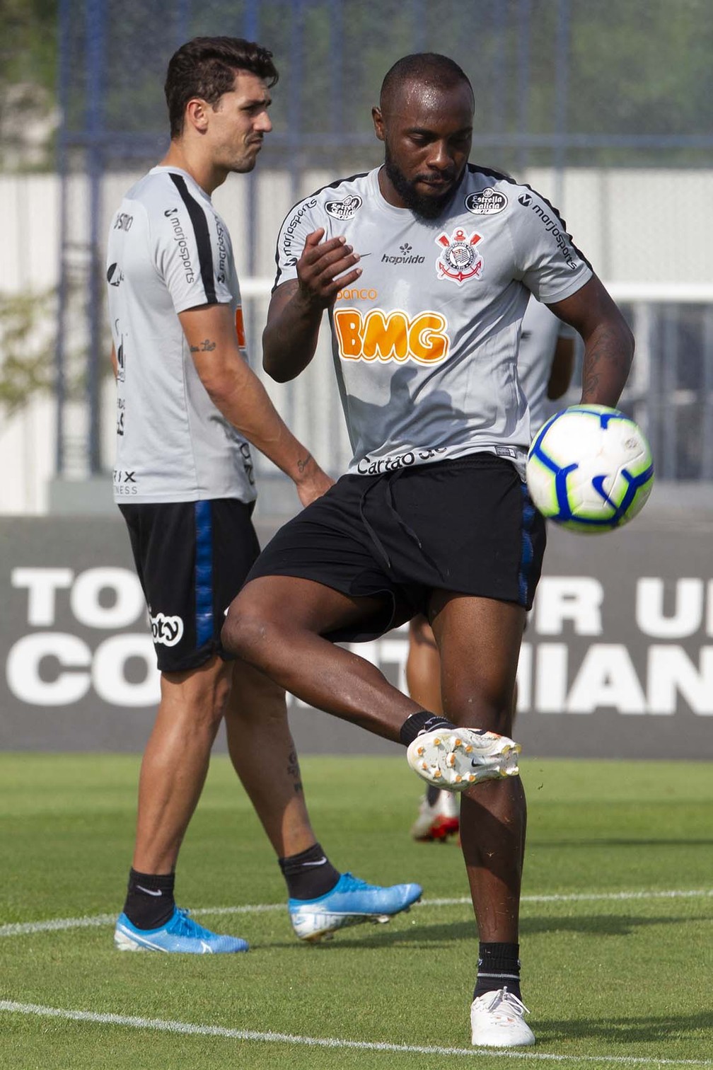 Manoel e Danilo Avelar no treino do Corinthians — Foto: Daniel Augusto Jr/Ag Corinthians