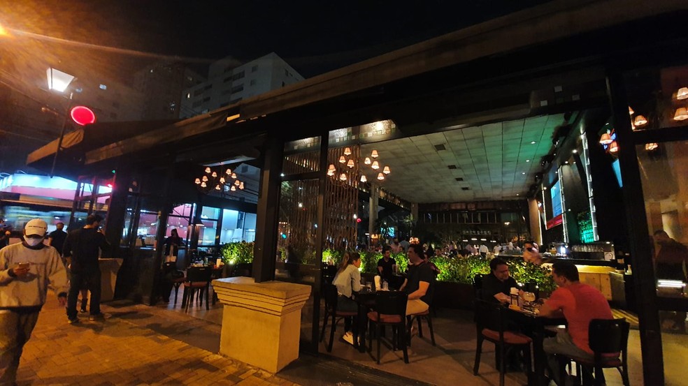 Restaurante na região do Itaim Bibi, na Zona Sul de São Paulo, no primeiro dia sem regras da quarentena no estado na última terça-feira (17). — Foto: Marina Pinhoni/G1 