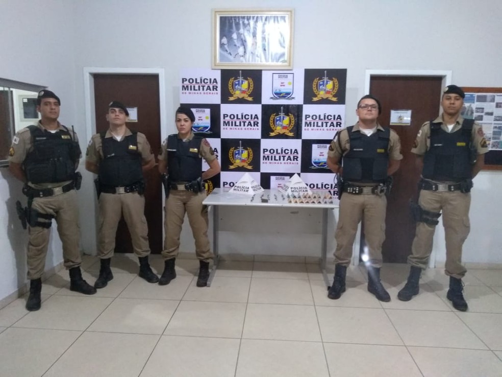 Policiais foram atÃ© o local depois de receber denÃºncias anÃ´nimas â€” Foto: PolÃ­cia Militar/DivulgaÃ§Ã£o