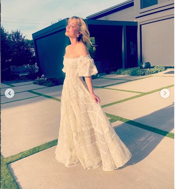 A atriz Kaley Cuoco em ensaio com vestido de noiva (Foto: Instagram)