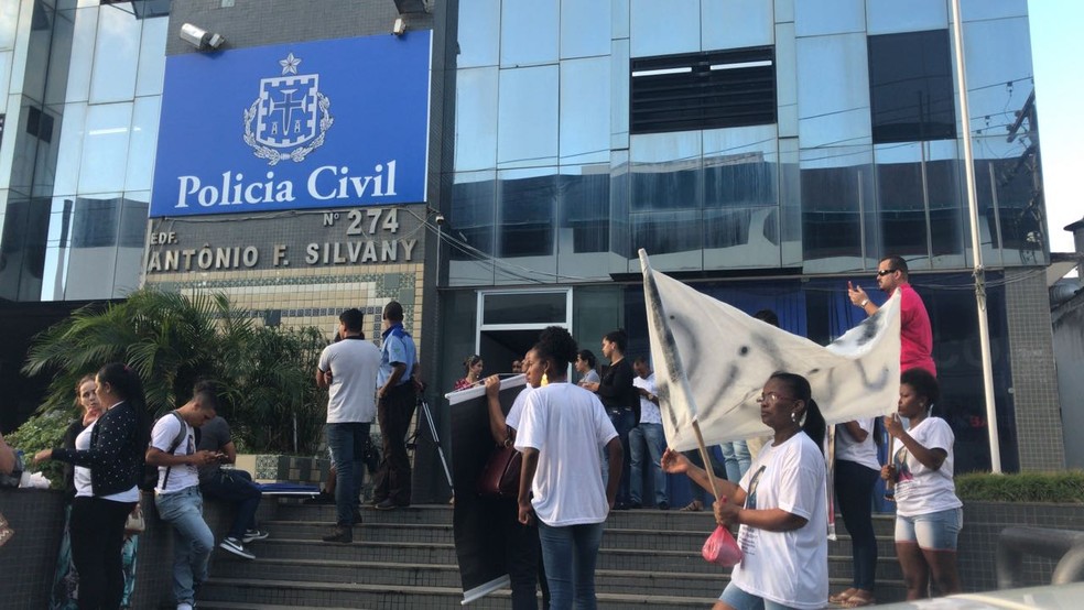 Familiares de Andreza Victória foram até a porta da delegacia exigir justiça após a prisão de Adriel (Foto: Alan Tiago Alves/G1)