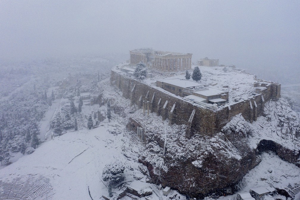 16 de fevereiro - Partenon é visto sobre a Acrópole coberta de neve em cena rara causada pela maior nevasca da última década em Atenas, capital da Grécia — Foto: Antonis Nikolopoulos/Eurokinissi via AP