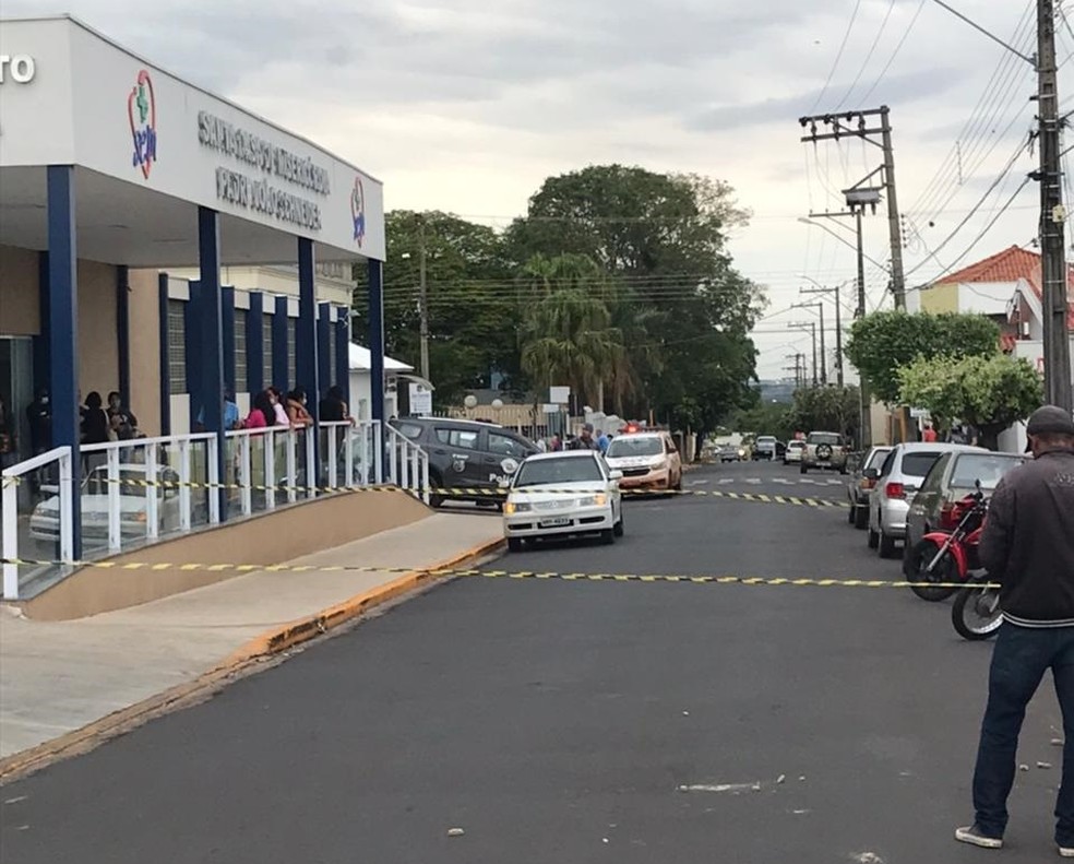 Tiros foram disparados na frente da Santa Casa de Misericórdia de Martinópolis (SP) — Foto: Cedida