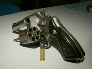 Arma calibre 38, com número de série raspado, foi encontrada em mochila de estudante (Foto: Reprodução/TV Anhanguera)