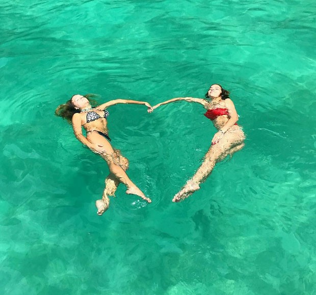 Isabella Santoni e Gabi Lopes em Maya Bay, na Tailândia (Foto: Reprodução)