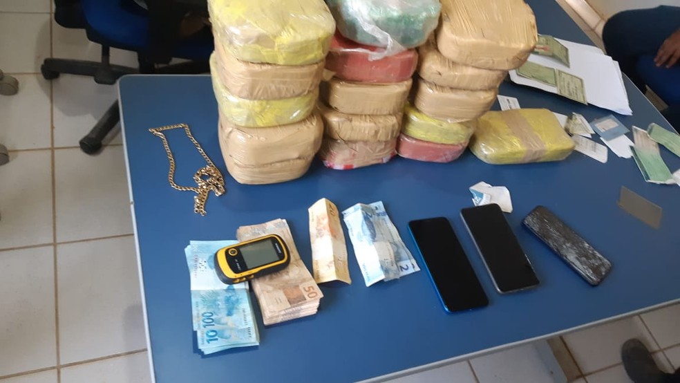 16 quilos de cocaína foram encontradas em Machadinho do Oeste, RO — Foto: PRF/Divulgação 