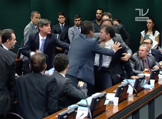 Deputados brigam em sessão em Reunião do Conselho de Ética para decidir cassação de Cunha (Foto: Reprodução TVCamara)