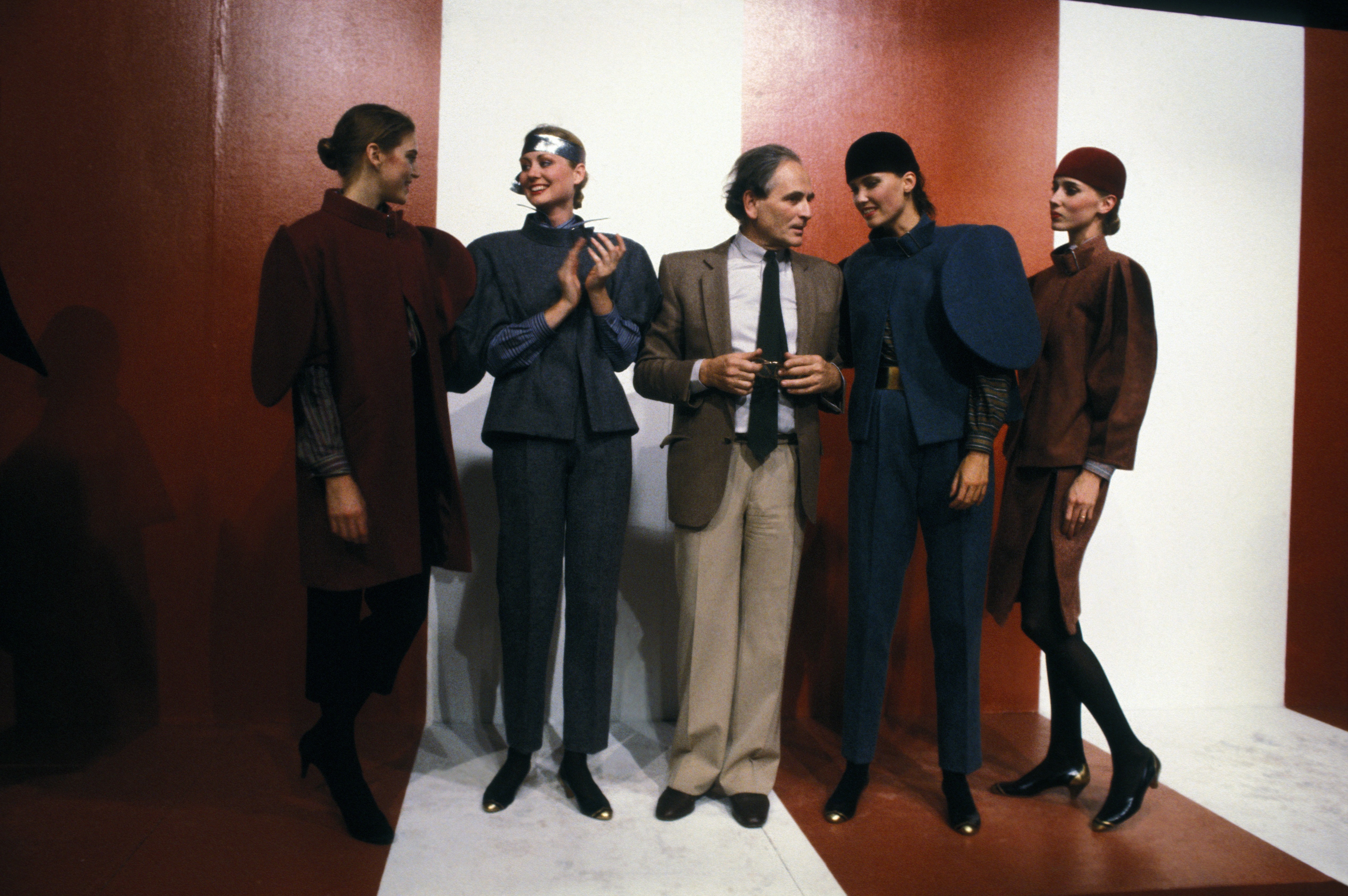 Pierre Cardin e modelos vestindo suas criações (Foto: Gamma-Rapho via Getty Images)