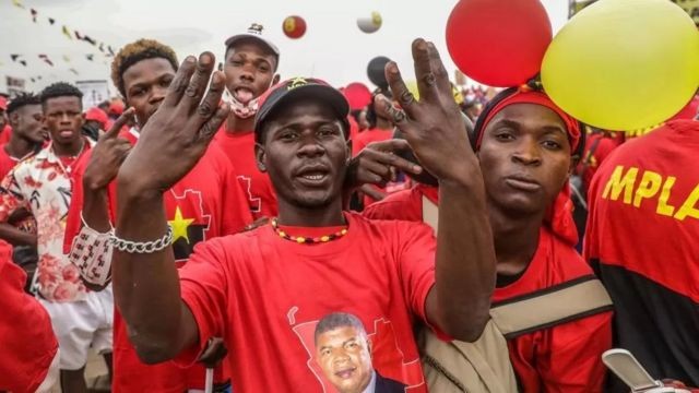 Aqueles que apoiam o MPLA dizem que o partido escuta as preocupações da população (Foto: EPA (via BBC))