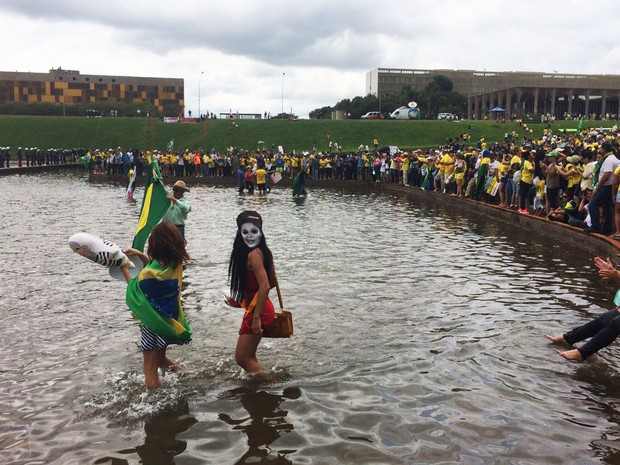Manifestantes pró-impeachment entram no espelho d'água do Congresso Nacional  (Foto: Filipe Matoso/G1)
