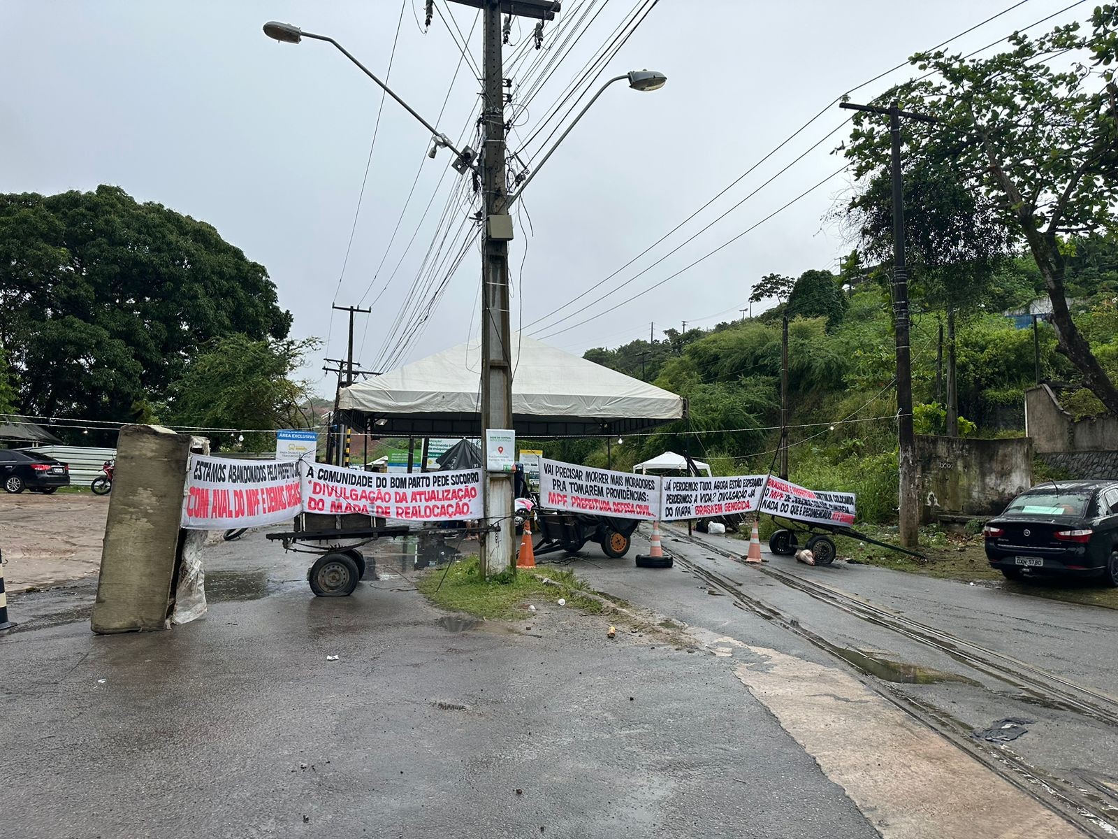 Moradores do Bom Parto, em Maceió, acampam na pista em protesto para cobrar realocação de imóveis 