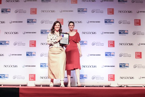 A diretora de RH Adriana Oliveira recebeu o prêmio pelo Mercado Eletrônico, uma das vencedoras na categoria Médias Multinacionais