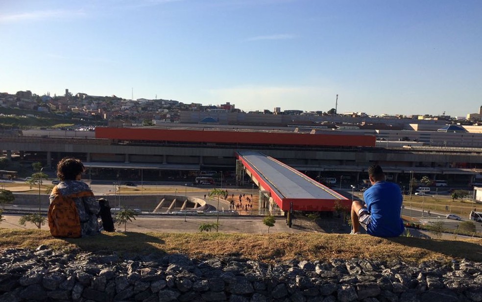 Espaço ao lado da Arena Corinthians virou mirante entre os jovens de Itaquera (Foto: Vivian Reis/G1)