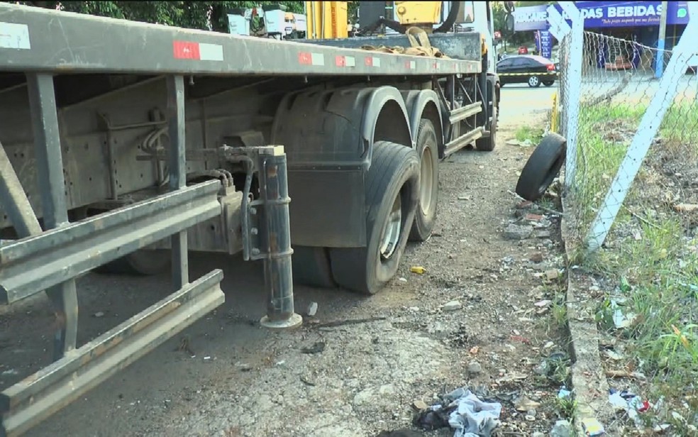 Pneu de caminhão estourou após ser remendado e borracheiro morreu no local em Goiânia, Goiás — Foto: Reprodução/TV Anhanguera