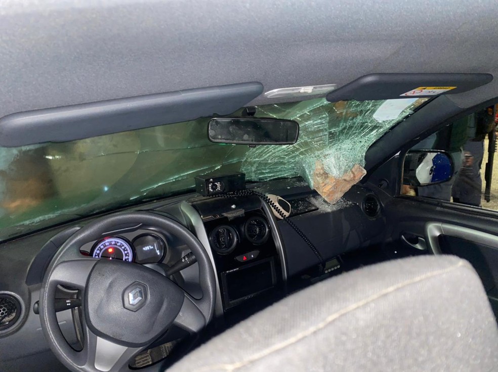Pedra foi jogada contra carro da pol&iacute;cia militar.  &mdash; Foto: Divulga&ccedil;&atilde;o/PM