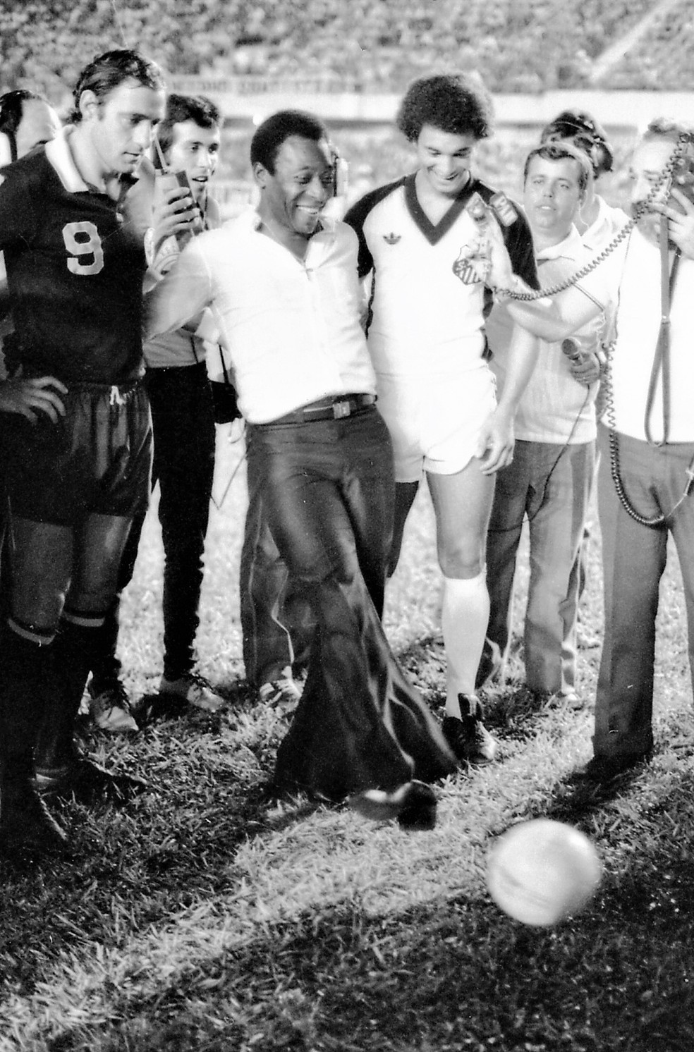 Pelé dá pontapé inicial em partida amistosa entre Santos e Cosmos, na Vila Belmiro, em 1980. Atleta do Século será velado neste exato local — Foto: Arquivo A Tribuna