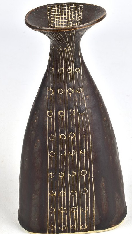 Uma das peças mais caras é uma garrafa de faiança de £ 10.000 (R$ 72 mil) feita pela famosa ceramista britânica Lucie Rie. (Foto: adam partridge auctioneers)