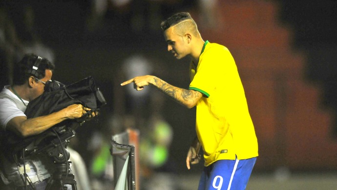 Luan estende posto de rei dos números à Seleção e vibra com 9º gol