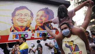 Partidários de Petro comemoram após a eleição presidencial em Bucaramanga. Candidato da esquerda ficou em primeiro lugar, com 50,69% dos votos, contra 47,04% de Rodolfo Hernández — Foto: Schneyder MENDOZA / AFP