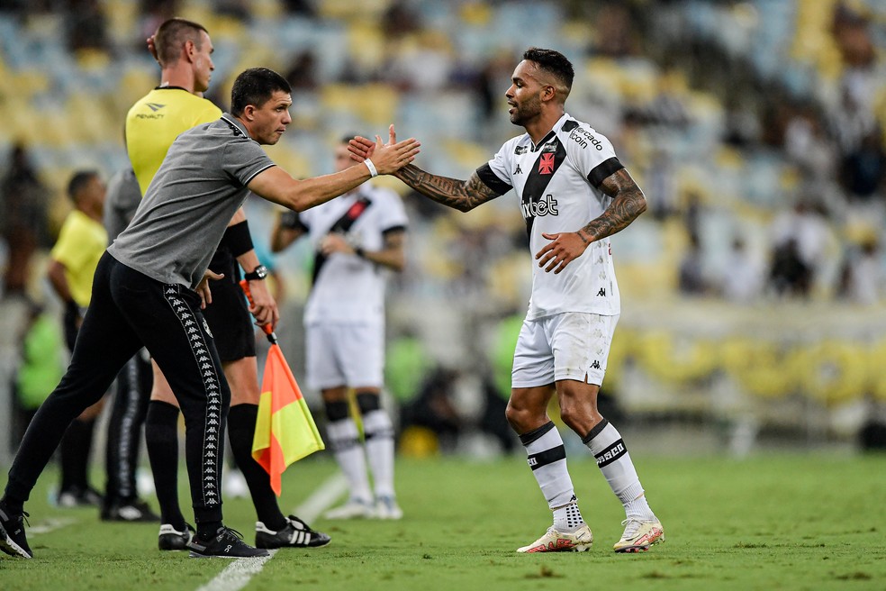 Alex Teixeira, do Vasco, comemora seu gol com Barbieri em jogo contra o Botafogo � Foto: Thiago Ribeiro/AGIF