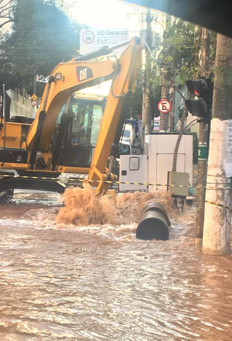 Obra da Sabesp provoca vazamento de água em Pinheiros na tarde deste domingo e problema só será resolvido na madrugada de segunda-feira. — Foto: Renato Franzini