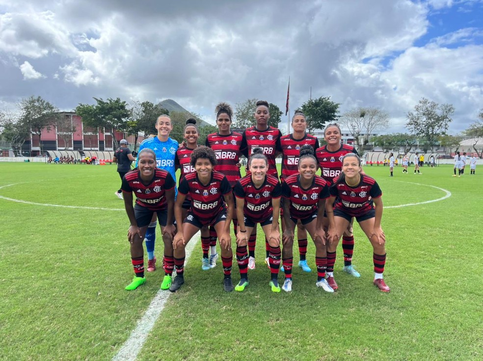 Jogadoras do Flamengo antes da bola rolar na G&aacute;vea &mdash; Foto: Divulga&ccedil;&atilde;o/Flamengo