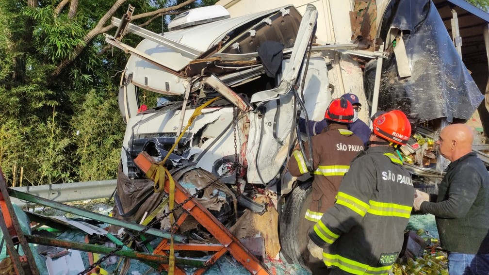 Raposo Tavares interditada: motorista é socorrido com ferimentos graves em acidente com dois caminhão entre Paranapanema e Angatuba — Foto: Corpo de Bombeiros/Divulgação
