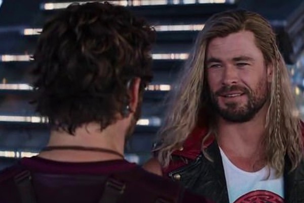 Chris Hemsworth e Chris Pratt em cena de Thor: Amor e Trovão (2022) (Foto: Reprodução)