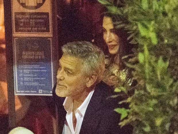 Photo © 2021 Mega/The Grosby Group Como, July 29, 2021. Amal and George Clooney spotted having a dinner date at Gatto Nero restaurant with another couple. The Clooneys looked very happy and relaxed. Amal wore a shining gold mini dress. George was seen  (Foto: Mega/The Grosby Group)
