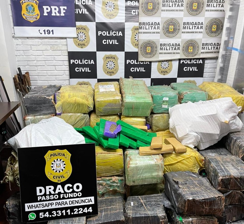 A droga foi encontrada dentro de um caminhão — Foto: Polícia Civil/Divulgação