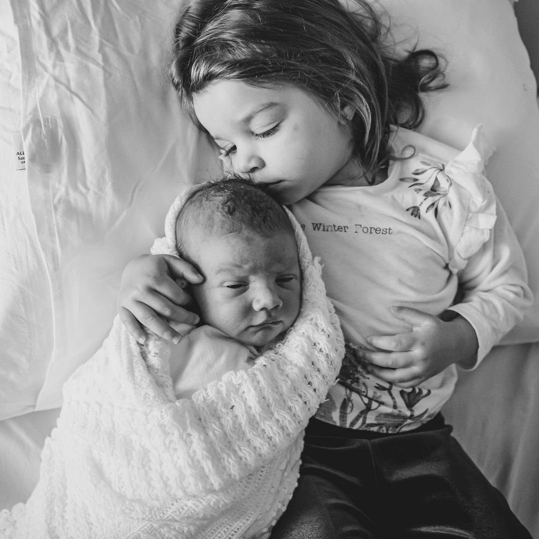Maria e José, filhos de Laura Neiva e Chay Suede (Foto: Reprodução/Instagram)