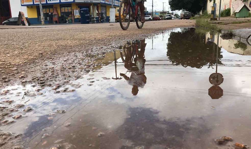 Água desperdiçada em rua de Porto Velho — Foto: Ana Kézia Gomes/G1