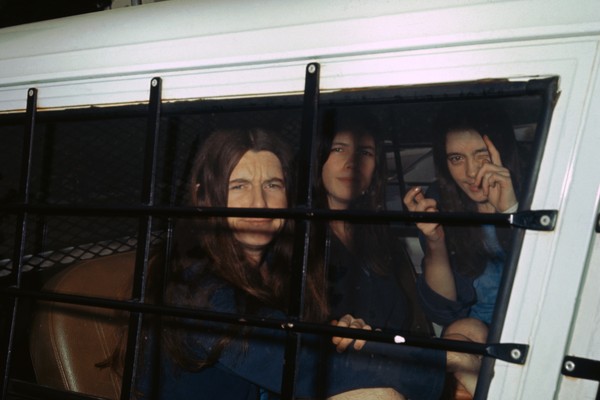 Susan Atkins, Patricia Krenwinkle e Leslie van Houton sendo levadas para julgamento em agosto de 1970 (Foto: Getty Images)