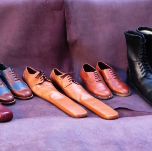 Grigore Lup criou sapatos especiais para o distanciamento social (Foto: Reprodução/Facebook)
