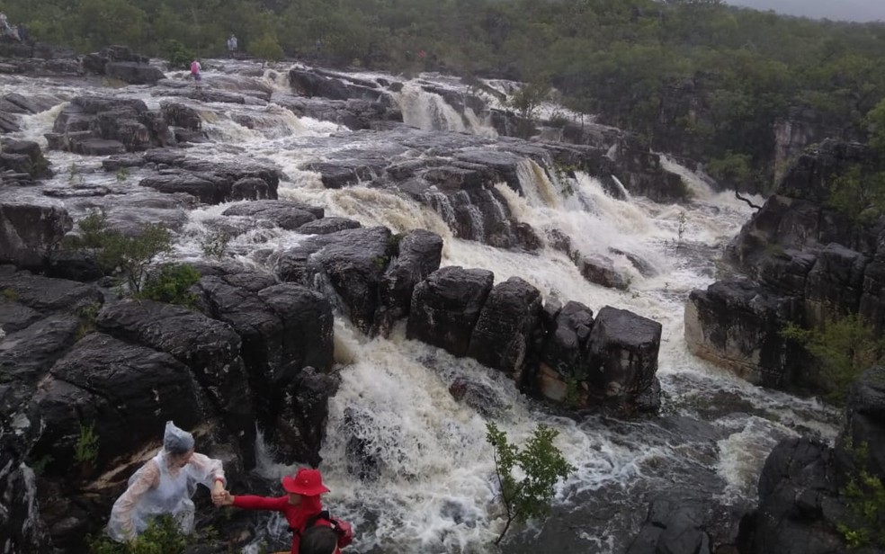 Grupo com 16 turistas fica ilhado após nível da água subir e inundar região de cachoeira — Foto: Corpo de Bombeiros/Divulgação