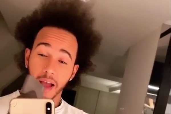 O piloto de Fórmula 1 Lewis Hamilton no vídeo em que celebra o crescimento de seu cabelo (Foto: Instagram)