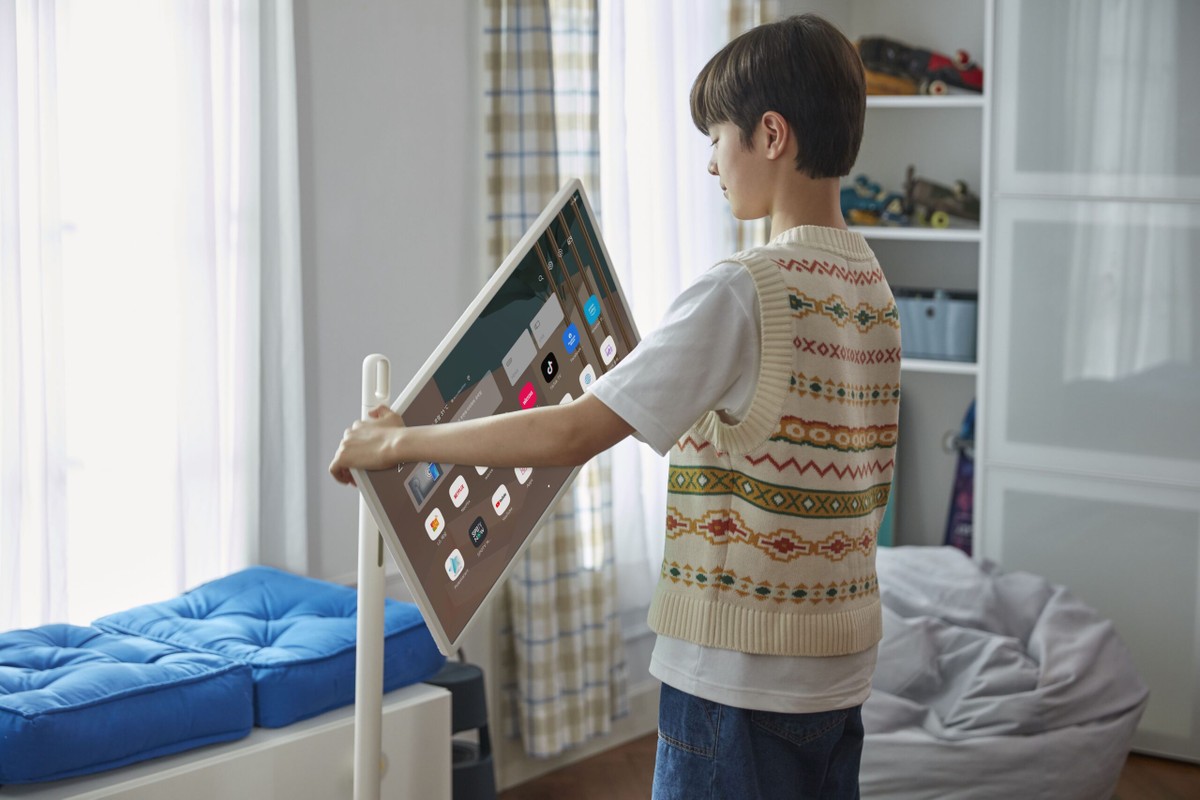 LG apresenta smart TV sem fio de 27 polegadas que 'passeia' pela casa
