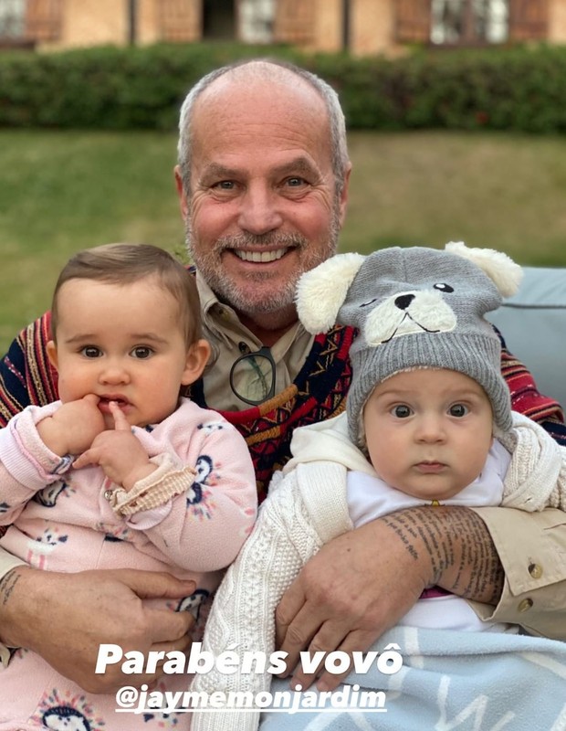 Jayme Monjardim com os netos Flora e Antonio (Foto: Reprodução/Instagram)