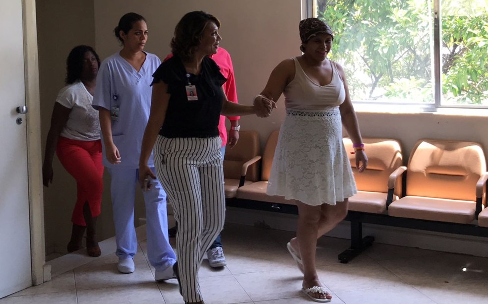 Michelle Ramos da Silva Nascimento, baleada na cabeça no dia 13 de janeiro, caminha dentro do Hospital Mário Lioni (Foto: Henrique Coelho/ G1)