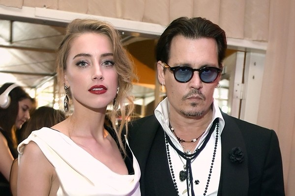 Amber Heard e Johnny Depp em registro de quando eles ainda eram casados (Foto: Getty Images)