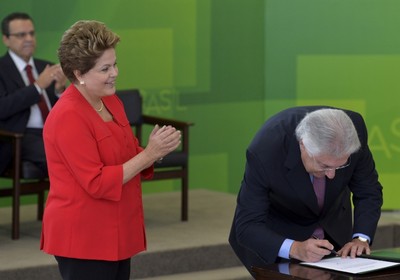 Dilma Rousseff durante a posse de Guilherme Afif Domingos na Secretaria da Micro e Pequena Empresa (Foto: Agência Brasil)
