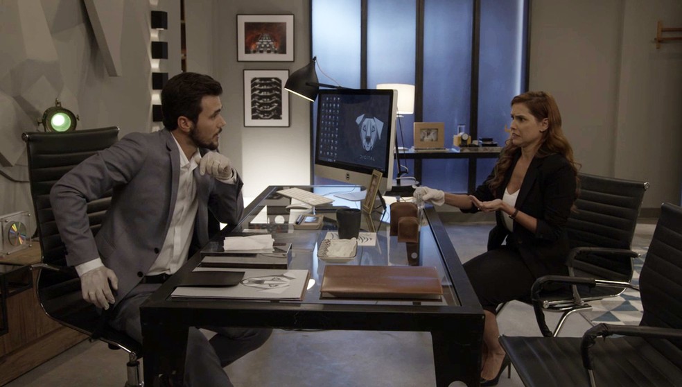 Alexia (Deborah Secco) se espanta com manias de Rafael (Bruno Ferrari) em 'Salve-se Quem Puder' — Foto: Globo