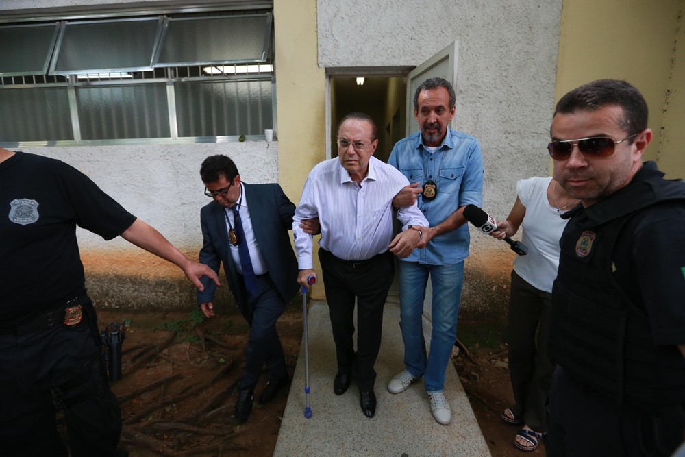 O deputado Paulo Maluf é preso e conduzido para exame de corpo de delito no IML da Vila Leopoldina, zona oeste de São Paulo (Foto: Tiago Queiroz/Estadão Conteúdo)