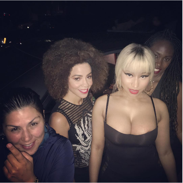 A cantora Nicki Minaj na foto em que acabou mostrando demais (Foto: Instagram)