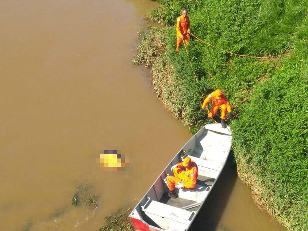 Bombeiros retiam corpo do leito do Rio Paraibuna, em Juiz de Fora (Foto: Marcos Ladeira/Arquivo Pessoal)