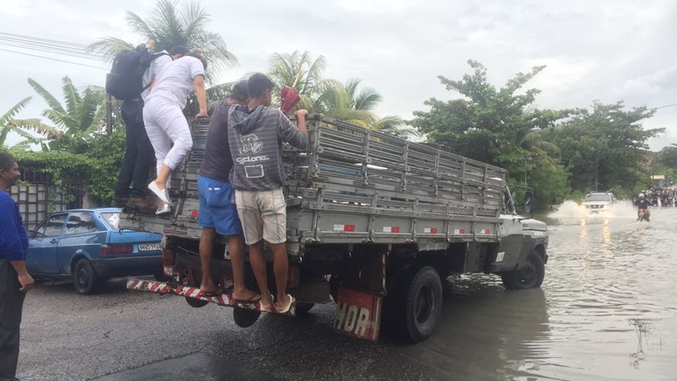 Pedestres pegaram ‘carona‘ em caminhão para atravessar o alagmento em João Pessoa (Foto: Annaline Araújo/Arquivo Pessoal)