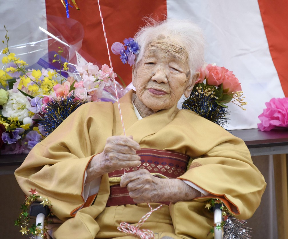 Kane Tanaka, que nasceu em 1903, celebra o seu então 117º aniversário em Fukuoka, no Japão, em 5 de janeiro de 2020 — Foto: Kyodo via Reuters