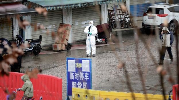 Mercado de Wuhan é apontado como o foco inicial da pandemia, mas há muito a se esclarecer ainda (Foto: Reuters via BBC)