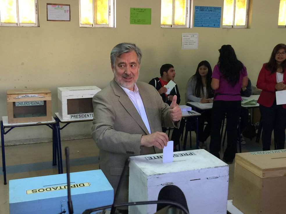 Candidato Alejandro Guillier vota durante as eleições presidenciais em Antofagasta, no Chile (Foto: Jose Francisco Zuniga / comando de Alejandro Guillier / via Reuters)