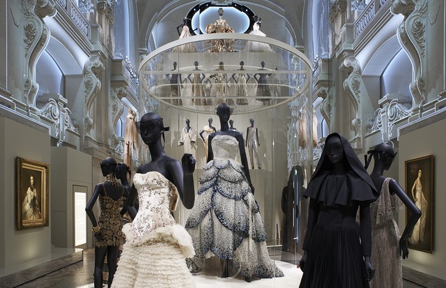 A room in the exhibition Christian Dior: Designer of Dreams at the Musée des Arts Décoratifs in Paris (until 7 January 2018) (Foto: ADRIEN DIRAND)